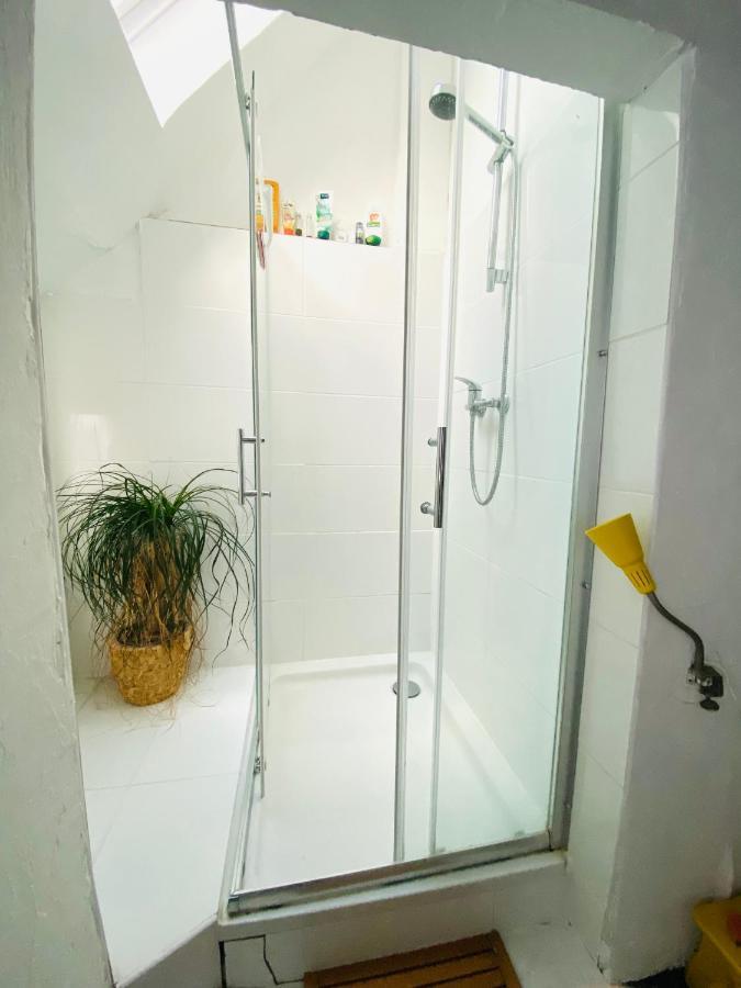 List 2 Bedroom Away From * Hannover